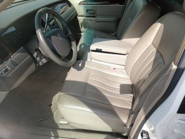 2009 LINCOLN Town Car Sedan - $21,500