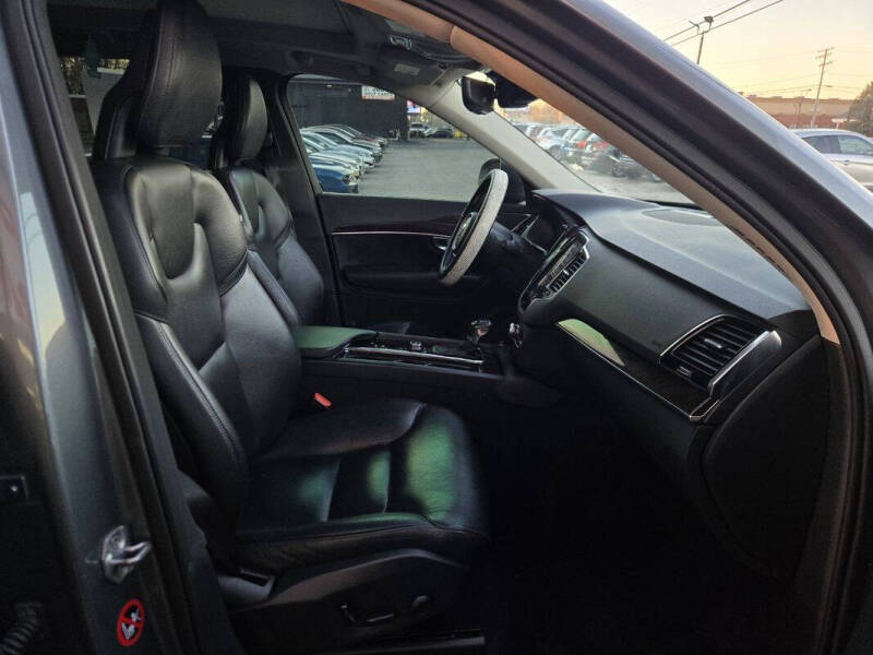 2016 Volvo XC90 T6 Momentum