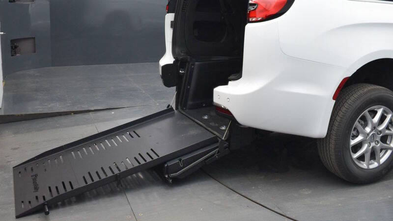 2024 Chrysler Pacifica Touring's photo