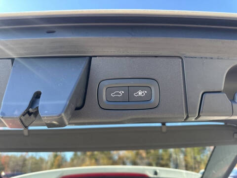 2025 Volvo XC60 B5 Ultra Dark Theme