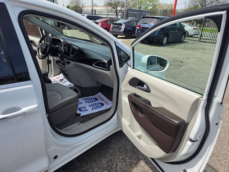 2017 Chrysler Pacifica Touring-L