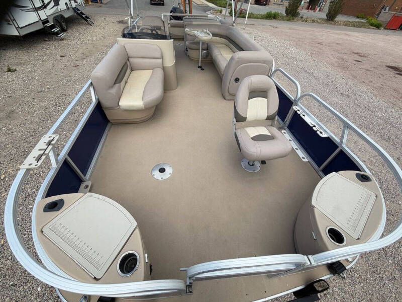 2014 Tracker MARINE FISHIN BARGE