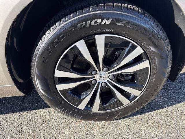 2025 Volvo XC60 B5 Core Dark Theme