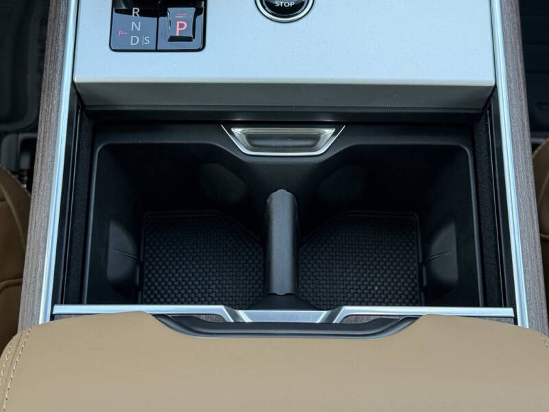 2025 Land Rover Range Rover P550e SE