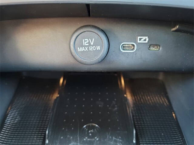 2023 Volvo XC40 B5 Plus Dark Theme