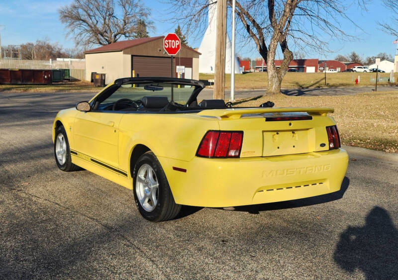 2003 Ford Mustang Deluxe photo 4