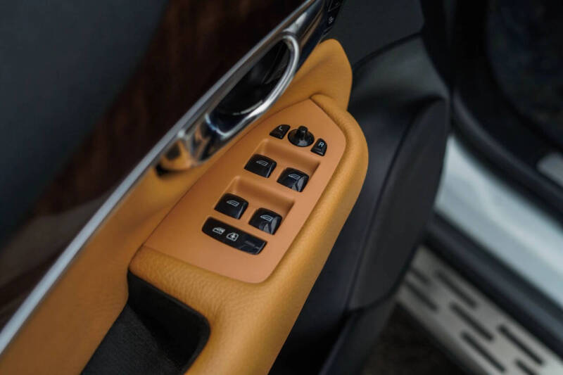 2016 Volvo XC90 T6 Momentum