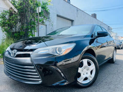 2016 Toyota Camry for sale at Illinois Auto Sales in Paterson NJ