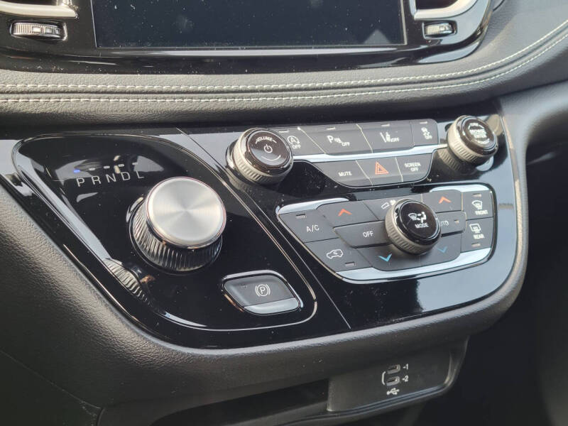 2027 Chrysler Pacifica Select