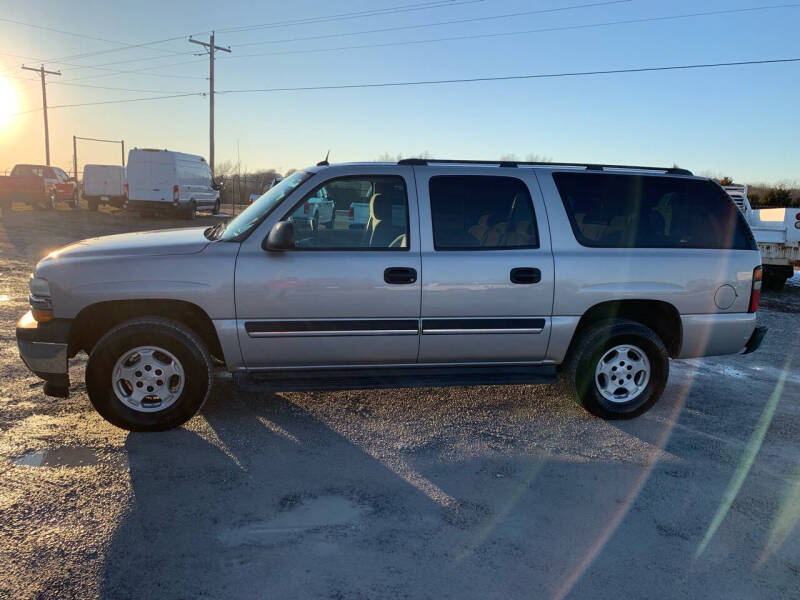 2005 Chevrolet Suburban LS photo 2