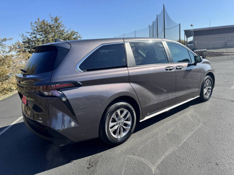 2023 Toyota Sienna LE 8-Passenger