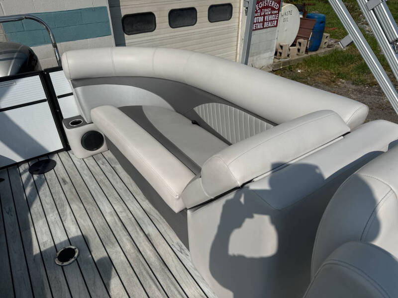 2017 Crest II 230 SLC