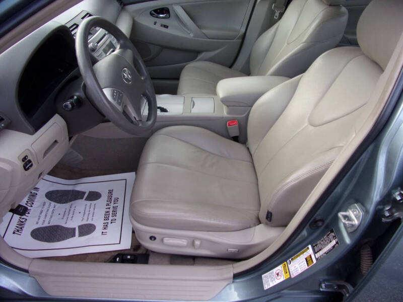 2010 Toyota Camry LE photo 10