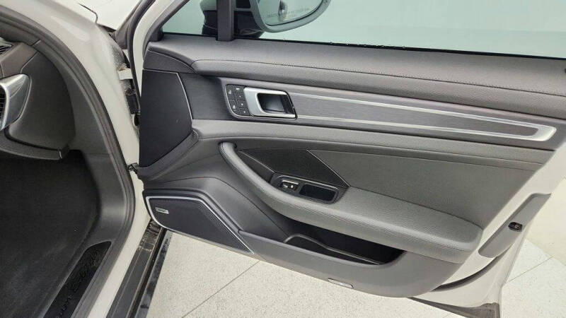 2022 Porsche Panamera 4 E-Hybrid Platinum Edition