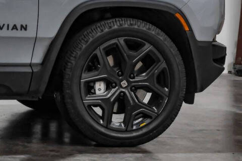 2025 Rivian R1S