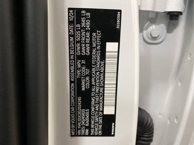 2025 Volvo XC40 B5 Plus Dark Theme