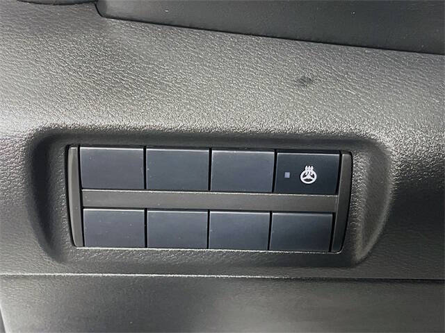 2022 Nissan Kicks SR