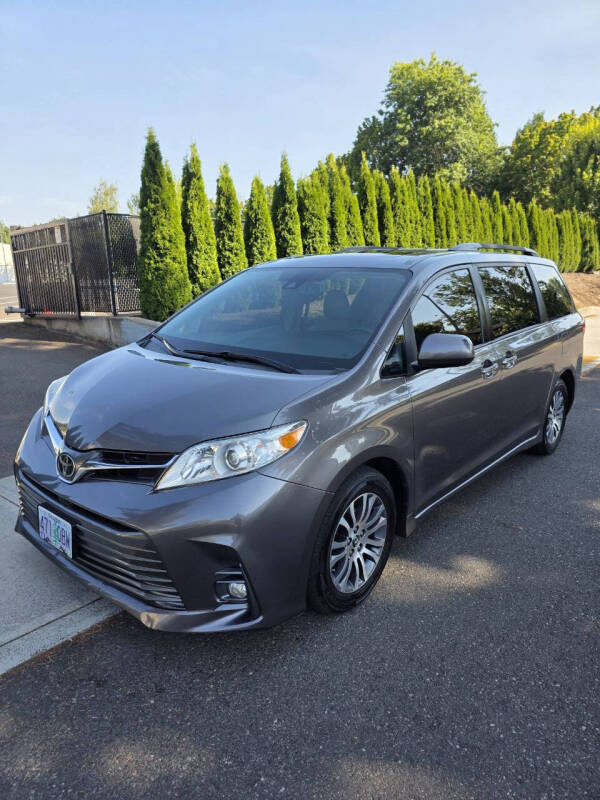 2018 Toyota Sienna XLE's photo