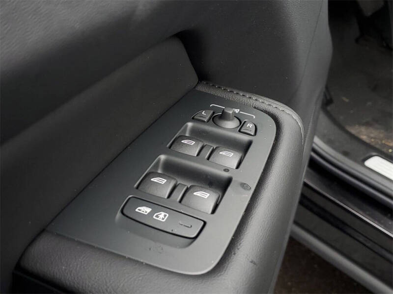 2025 Volvo XC60 B5 Plus Dark Theme