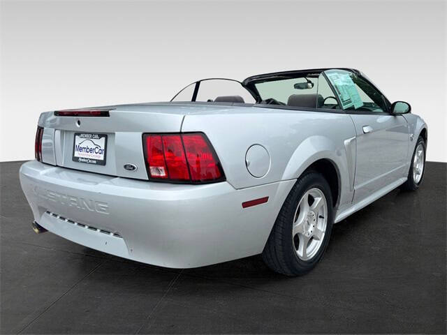 2004 Ford Mustang Deluxe