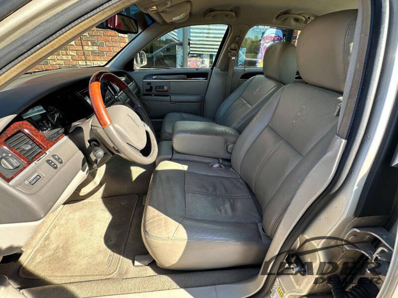 2011 Lincoln Town Car Signature Limited