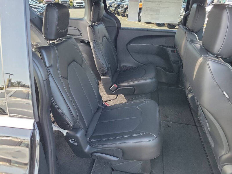 2025 Chrysler Voyager LX