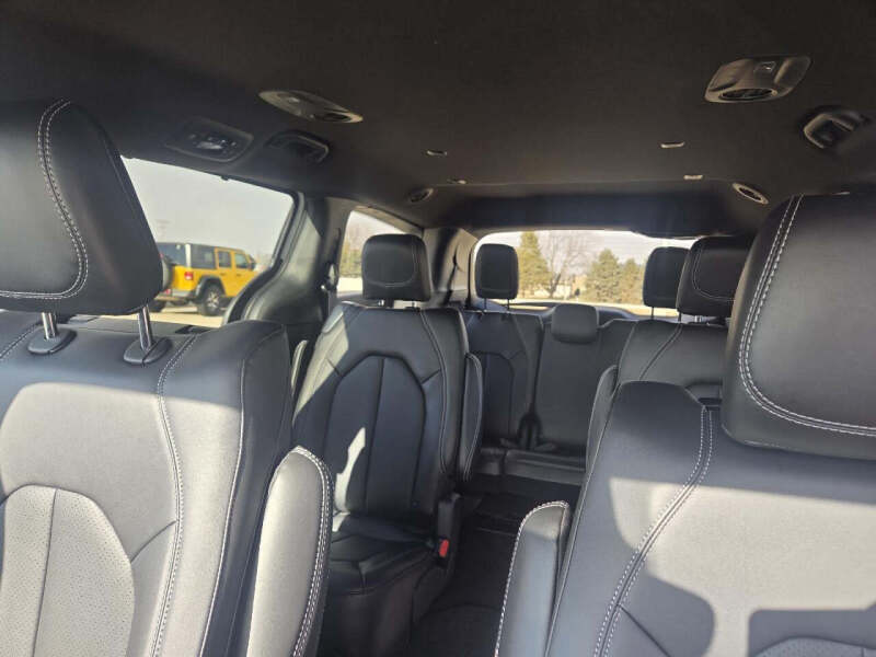 2026 Chrysler Pacifica Select