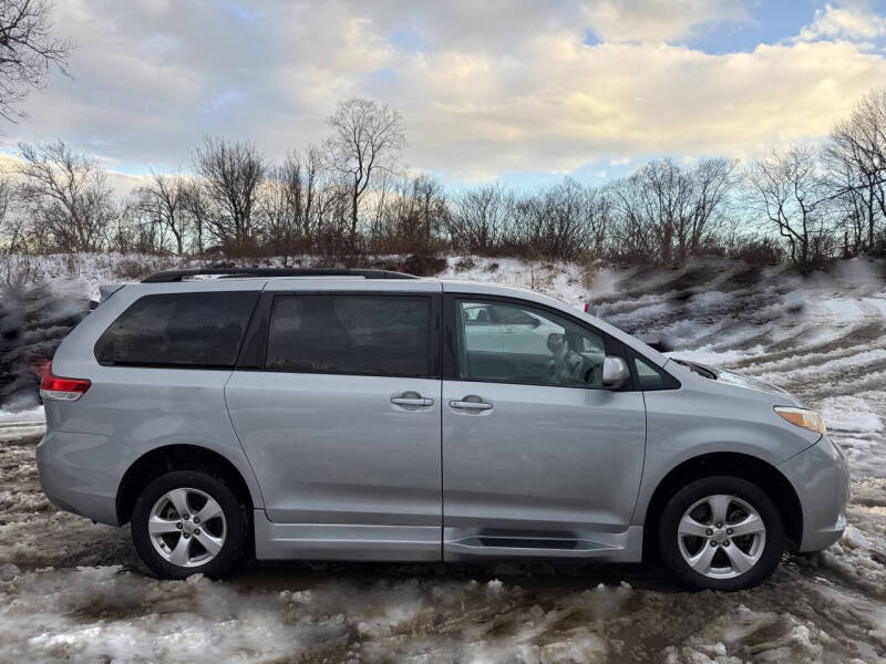 2013 Toyota Sienna LE 7-Passenger Auto Access Seat