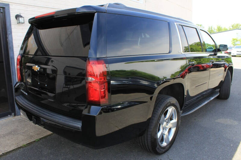 2016 Chevrolet Suburban LT photo 9