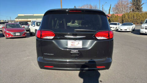 2022 Chrysler Voyager LX