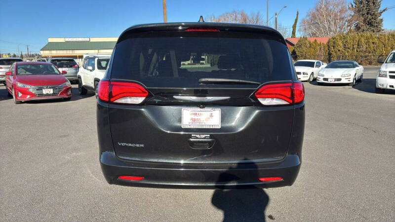 2022 Chrysler Voyager LX