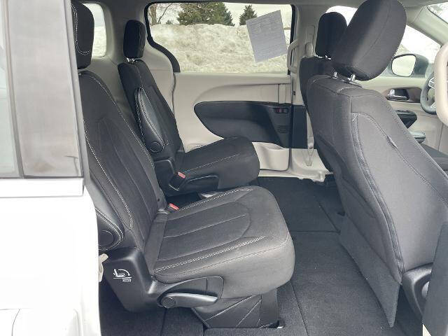 2024 Chrysler Voyager LX