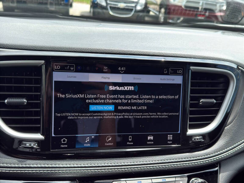 2027 Chrysler Pacifica Select