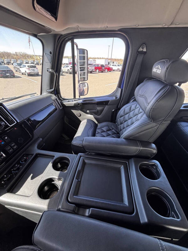 2025 Freightliner M2 106