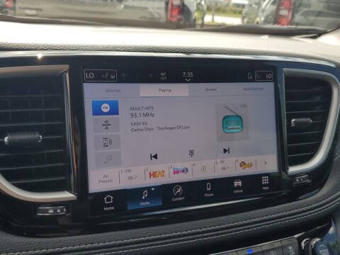 2025 Chrysler Pacifica Select