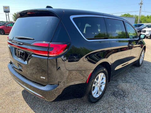 2027 Chrysler Pacifica Select