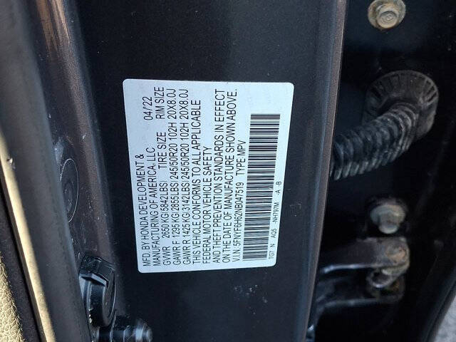 2022 Honda Pilot Touring w/Rear Captain's Chairs