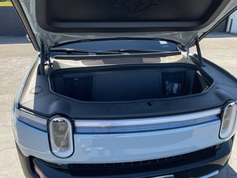 2025 Rivian R1S