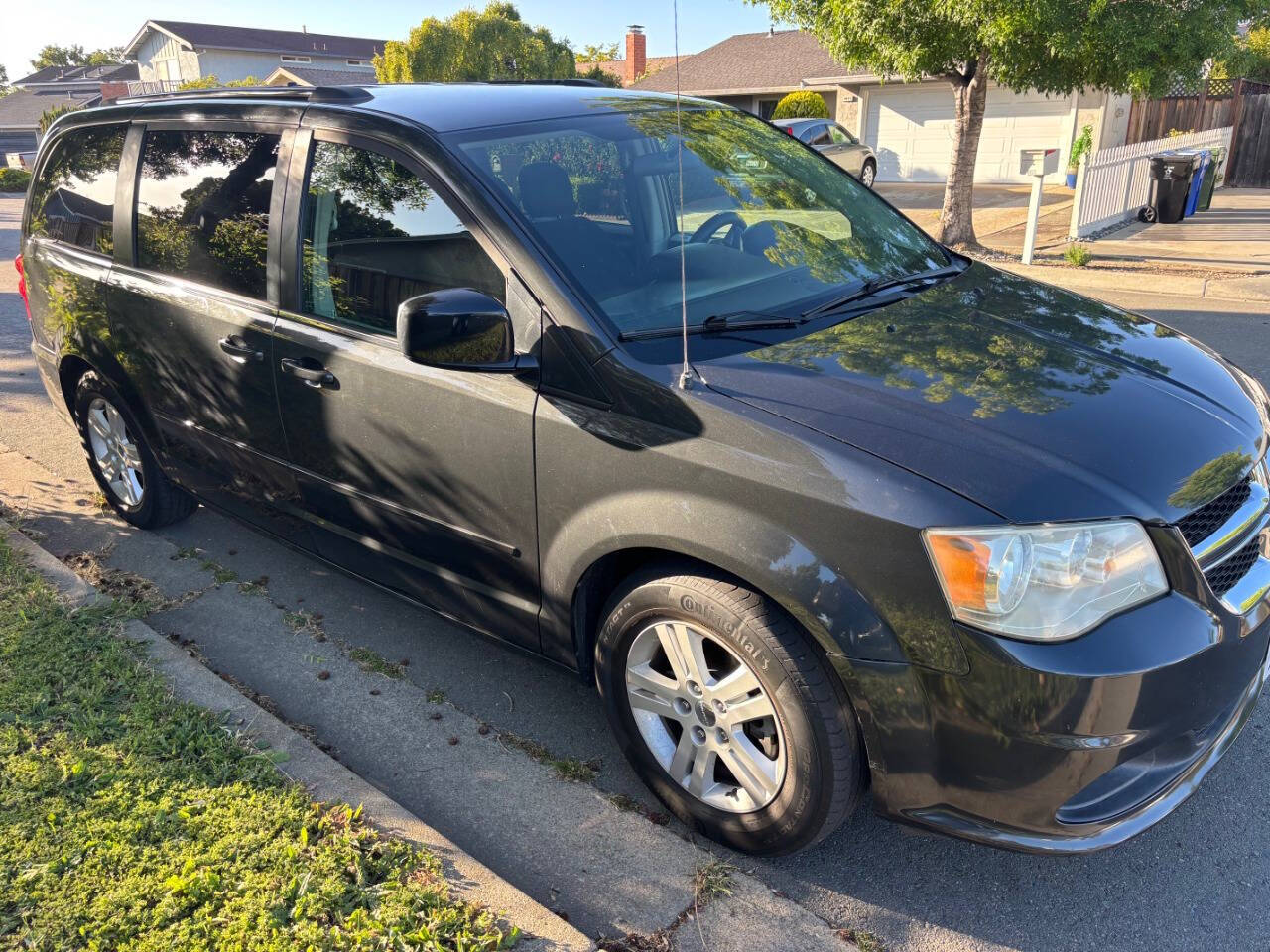 Dk. Gray 2012 Dodge Grand Caravan Crew Crew 4dr Mini-Van 2