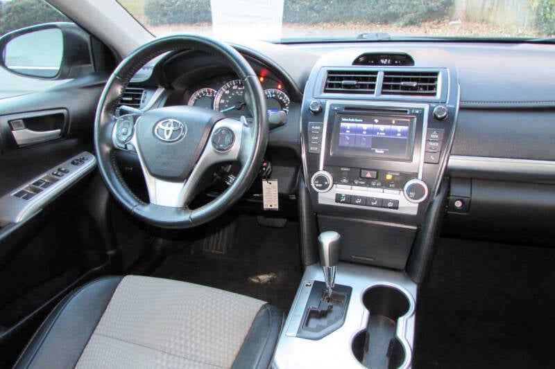 2014 Toyota Camry SE photo 16