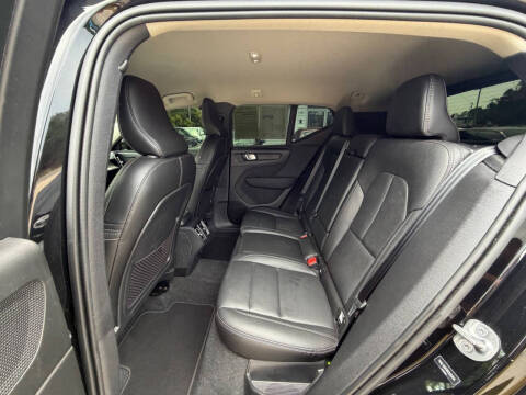 2024 Volvo XC40 B5 Core Dark Theme