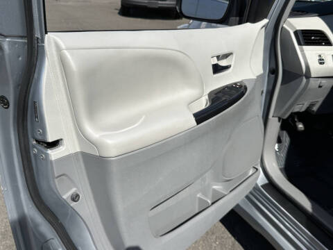 2014 Toyota Sienna SE 8-Passenger