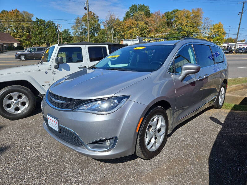 2017 Chrysler Pacifica Touring-L photo 2