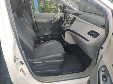 2011 Toyota Sienna SE 8-Passenger