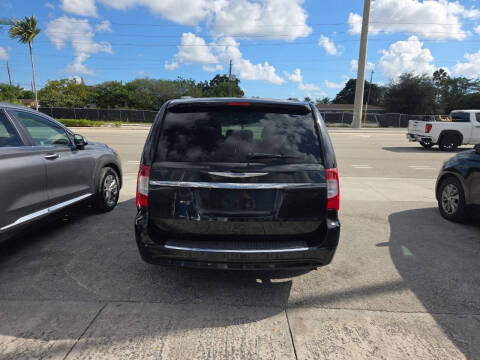 2014 Chrysler Town and Country Touring-L