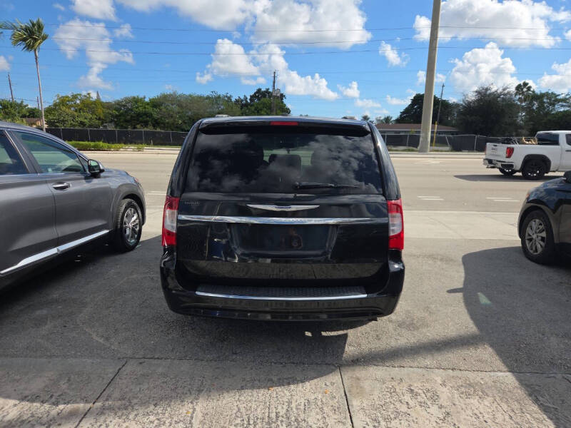2014 Chrysler Town and Country Touring-L