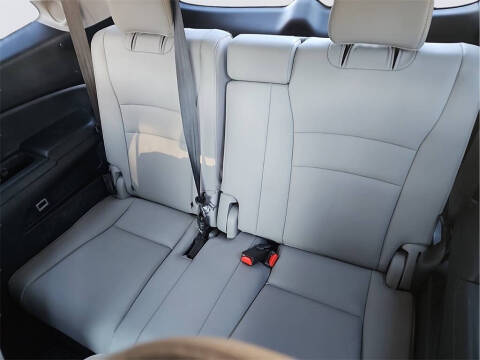 2022 Honda Pilot Touring w/Rear Captain's Chairs