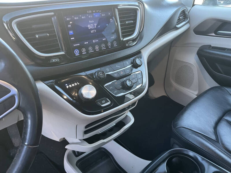 2017 Chrysler Pacifica Touring-L