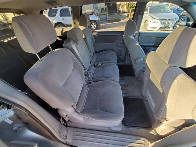 2004 Toyota Sienna LE 7 Passenger