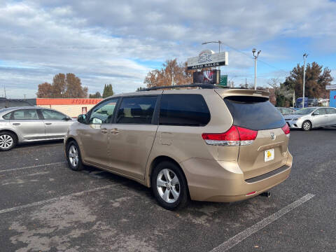 2011 Toyota Sienna LE 8-Passenger
